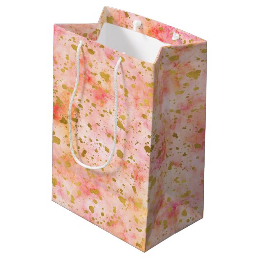 Chic Pink Watercolor Gold Confetti Mittlere Geschenktüte (Rückseite Schrägansicht)