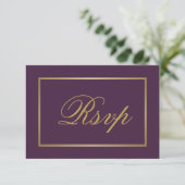 Chic Plum Lila Gold Script Calligrafy Wedding RSVP Karte (Stehend Vorderseite)