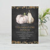 Chic Pumpkin Black & Gold Erntedank Dinner Einladung (Stehend Vorderseite)