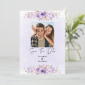 Chic Purple Floral Wedding Save the Date Einladung (Stehend Vorderseite)
