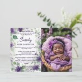 Chic Purple Garland Floral Photo Christening Baby Einladung (Stehend Vorderseite)