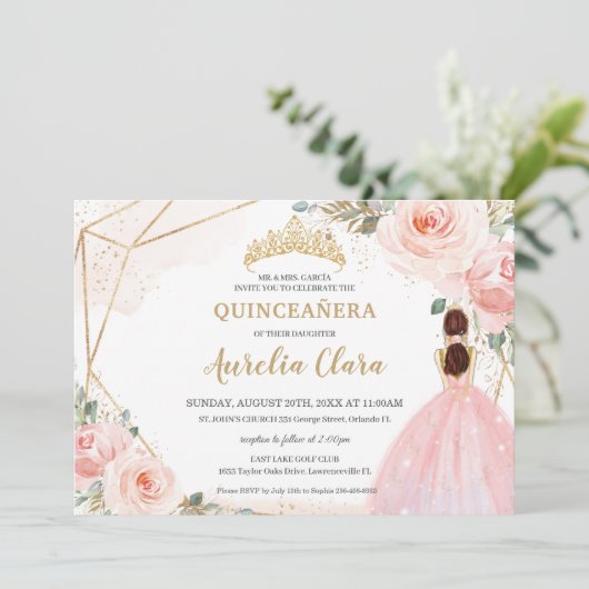 Chic Quinceañera Blush Pink Floral Tiara Geburtsta Einladung (Stehend Vorderseite)