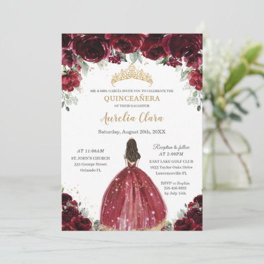 Chic Quinceañera Rich Burgundy Rote Floral Prinzes Einladung (Stehend Vorderseite)