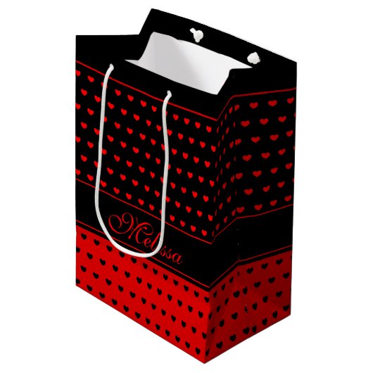 Chic Red and Black Heart Pattern, Name Template Mittlere Geschenktüte (Vorderseite Schrägansicht)
