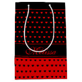 Chic Red and Black Heart Pattern, Name Template Mittlere Geschenktüte (Vorderseite)