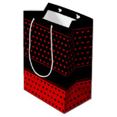Chic Red and Black Heart Pattern, Name Template Mittlere Geschenktüte (Rückseite Schrägansicht)