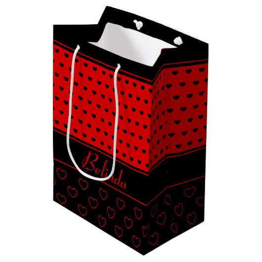 Chic Red and Black Heart Pattern, Name Template Mittlere Geschenktüte (Vorderseite Schrägansicht)