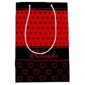 Chic Red and Black Heart Pattern, Name Template Mittlere Geschenktüte (Vorderseite)