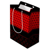 Chic Red and Black Heart Pattern, Name Template Mittlere Geschenktüte (Rückseite Schrägansicht)