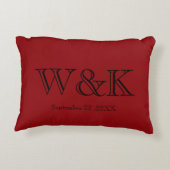 Chic red black monogram wedding keepsake  dekokissen (Rückseite)