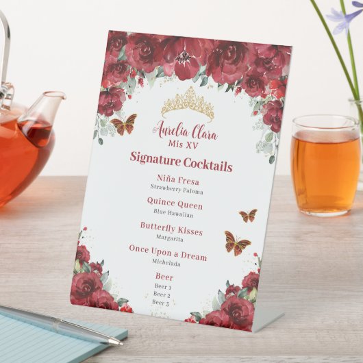 Chic Red Floral Gold Quinceanera Cocktails Menü Sockelschild (In Situ)