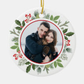 Chic Red Holly Berry Christmas Wreath Couple Foto Keramik Ornament (Vorne)