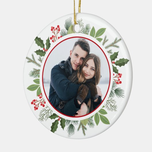 Chic Red Holly Berry Christmas Wreath Couple Foto Keramik Ornament (Links)