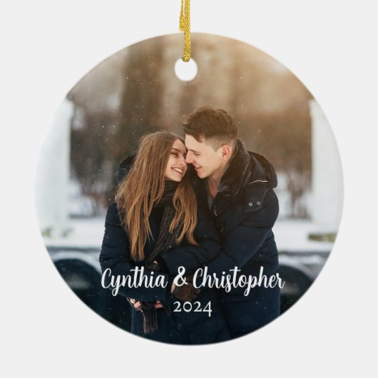 Chic Red Holly Berry Christmas Wreath Couple Foto Keramik Ornament (Hinten)