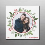 Chic Red Holly Christmas Wreath Foto Magnet Card<br><div class="desc">Dieser wunderschöne rote Weihnachtskranz umkreist Ihr Foto in einem Kreis. Eine elegante,  quadratische Urlaubskarte für ein modernes Paar oder eine Familie. Botanisch grüne Blätter entstehen aus dem wunderschönen Fotomagneten.</div>