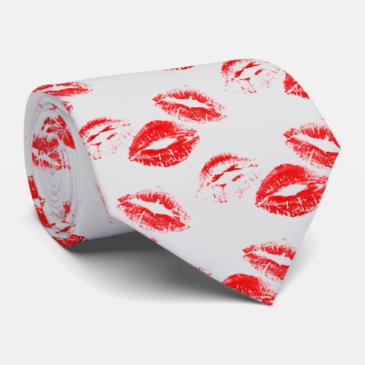 Chic Red Lip Print Krawatte auf hellgrauem Hinterg (Gerollt)