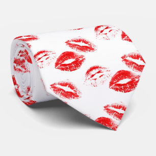 Chic Red Lip Print Krawatte auf weißem Hintergrund