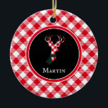 Chic Reindeer Red & White Kariert Personalisiert Keramik Ornament<br><div class="desc">Machen Sie Ihre Feierlichkeiten mit diesem personalisierten Design zu einem besonderen Erlebnis. Ich Liebe einfach dieses anmutige Hirsche, stolz posiert in festlichem Rot-Weiß-kariert, mit seinem langen schlanken Hals und hübsch passenden grünen Schal. Ihr Name ist die perfekte Touch zum Abschluss. Einfach schön und schön einfach. Sie können ganz einfach ÄNDERUNGEN...</div>