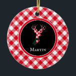 Chic Reindeer Red & White Kariert Personalisiert Keramik Ornament<br><div class="desc">Machen Sie Ihre Feierlichkeiten mit diesem personalisierten Design zu einem besonderen Erlebnis. Ich Liebe einfach dieses anmutige Hirsche, stolz posiert in festlichem Rot-Weiß-kariert, mit seinem langen schlanken Hals und hübsch passenden grünen Schal. Ihr Name ist die perfekte Touch zum Abschluss. Einfach schön und schön einfach. Sie können ganz einfach ÄNDERUNGEN...</div>