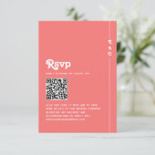 Chic Retro Coral Pink Monogram Wedding QR Code RSVP Karte (Stehend Vorderseite)