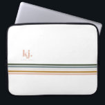 Chic Retro Stripes Monogramm Laptop-Sieb Laptopschutzhülle<br><div class="desc">Ein minimalistisches Monogramm-Design mit großen typografischen Initialen in einem klassischen Schriftart mit Ihrem Namen unten und schicken Retro-Regenbogenfarben Streifen. Fügen Sie diesem Design Ihre benutzerdefinierte Formulierung hinzu, indem Sie die Felder "Diese Designvorlage bearbeiten" auf der rechten Seite des Elements verwenden, oder klicken Sie auf die blaue Schaltfläche "Anpassen", um den...</div>