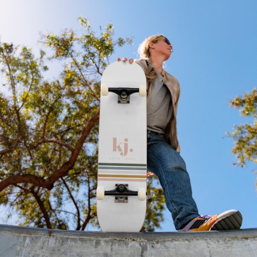 Chic Retro Stripes Monogramm Skateboard (Außenbereich 1)