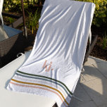 Chic Retro Stripes Monogramm Strandtuch<br><div class="desc">Ein minimalistisches Monogramm-Design mit großen typografischen Initialen in einem klassischen Schriftart mit Ihrem Namen unten und schicken Retro-Regenbogenfarben Streifen. Der Sommer ist der richtige Zeitpunkt, um kühnen Pop in fröhlicher Farbe hinzuzufügen, und mit dieser Palette wird Ihr Sommerstrand mit fröhlichem Lächeln und fröhlicher Energie gefüllt sein! Die Farben sind spielerisch...</div>