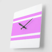 Chic Retro weiße, hellrosa Racingstreifen auf weiß Quadratische Wanduhr (Winkel)