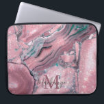 Chic Rose Gold Agate Geode Sparkle Monogram Laptopschutzhülle<br><div class="desc">Chic Rose Gold Agate Geode Sparkle Monogram Laptop-Sieb mit Marmor-Wirbel von aquamarin,  türkis,  Rose Gold,  und Lila Pflaume,  zusammen mit dem Funkeln von Imitat Glitzer auf der Oberseite bestreut. Fügen Sie Ihren Initial für ein wirklich benutzerdefiniertes Design hinzu. Ideal für Ihre schicke Ästhetik.</div>