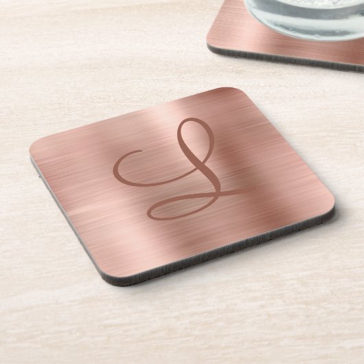 Chic Rose Gold Brushed Metal Monogram Initial Getränkeuntersetzer (Linke Seite)
