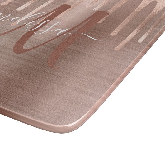Chic Rose Gold Dripping Brushed Metal Monogram Schneidebrett (Ecke)