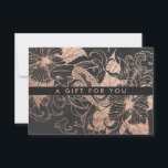 Chic Rose Gold Floral Koi | Geschenkgutschein<br><div class="desc">Moderne Geschenkgutscheine mit Rose gold koi, gerahmt von Floralen, und "ein Geschenk für Sie" auf der Vorderseite, mit Platz auf der Rückseite, für Ihre gewünschte Geschenkgutschrift und Geschäftskontaktinformationen. Eine schicke und elegante Wahl für jedes Geschäft. Fügen Sie diesem Design Ihre benutzerdefinierte Formulierung hinzu, indem Sie die "Diese Vorlage bearbeiten"-Felder auf...</div>