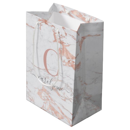 Chic Rose Gold Foil Marmor Monogramm Mittlere Geschenktüte (Rückseite Schrägansicht)