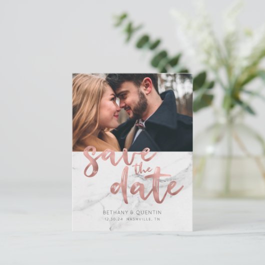 Chic Rose Gold Foil Script Marmor Save the Date Ankündigungspostkarte (Stehend Vorderseite)