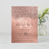 Chic Rose Gold Glitzer Confetti Metallic Sweet 16 Einladung (Stehend Vorderseite)