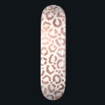 Chic Rose Gold Leopard Cheetah Animal Print Skateboard<br><div class="desc">Dieses elegante und schicke Design ist perfekt für die moderne Mode. Es verfügt über ein Imitat gedruckt Rose Gold handgezeichnet Leopard/cheetah Safari Tierdruck auf einem einfachen weißen Hintergrund. Es ist hübsch, niedlich und trendig! ***WICHTIGE HINWEIS FÜR DESIGN: Für individuelle Designanfragen, wie z.B. passende Produktanfragen, Farbänderungen, Platzierungsänderungen oder andere Änderungswünsche, klicken...</div>