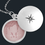 Chic Rose Gold Sparkle Glitzer Tropfen Monogram Medaillon<br><div class="desc">Girly Rose Gold Sparkle Glitzer Tropfen Monogram Necklace mit Mode Imitate rot Rosa/Rose Gold Glitzer Tropfen auf einem schicken Hintergrund mit Ihrem eigenen Monogramm und Namen. Bitte kontaktieren Sie uns unter cedarandstring@gmail.com ,  wenn Sie Hilfe beim Design oder den passenden Produkten benötigen.</div>