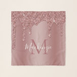 Chic Rose Gold Sparkle Glitzer Tropfen Monogram Schal<br><div class="desc">Girly Rose Gold Sparkle Glitzer Tropfen Monogram Square Scarf mit Mode Imitate rot Rosa/Rose Gold Glitzer Tropfen auf einem schicken Hintergrund mit Ihrem eigenen Monogramm und Namen. Bitte kontaktieren Sie uns unter cedarandstring@gmail.com ,  wenn Sie Hilfe beim Design oder den passenden Produkten benötigen.</div>