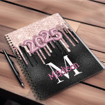 Chic Rose, schwarz tropfend Monogramm 2025 Planer<br><div class="desc">Chic Rose errötet, schwarzer Glitzer tropfen Monogramm 2025 Neujahrsplaner. Cool für Schule, Arbeit oder Tagebuch! Um es besonders zu machen, ist es auch mit Monogramm und personalisiert mit Namen, Initialen oder beliebigem Text, klicken Sie auf den Link "Weiter anpassen" und verwenden Sie das Design-Tool, um das Design zu ändern, wenn...</div>