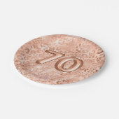 Chic Roségold-Leopardenprint 70. Geburtstag Pappteller (Schrägansicht)