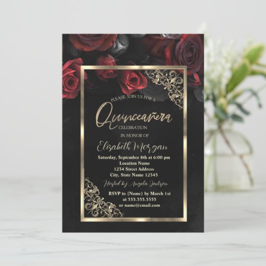 Chic Rote Rosen Gold Frame Black Quinceñera Einladung (Stehend Vorderseite)