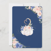 Chic Royal Blue Blush Floral Pumpkin Baby Dusche Einladung (Rückseite)