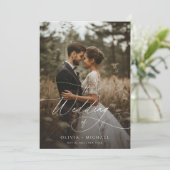 Chic Rustic Script Foto Wedding Einladung (Stehend Vorderseite)