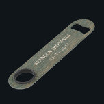 Chic Rustic Steel Gray Blue Wood Grain Muster Speed Flaschenöffner<br><div class="desc">Moderne,  aber rustikale,  dunkelblaue und braun farbige Holzkörnmuster Design mit Raum zu gestalten oder personalisieren mit Namen und Datum,  oder begrenztem Text Ihrer Wahl. Vergnügungspark,  Gastgeschenk und persönliches Memento für besondere Anlässe und Anlässe wie Jubiläum,  Bachelor-Party,  Weihnachts-kleine Geschenk,  für Hochzeitsgäste,  Trauzeuge oder Trauzeugen.</div>