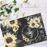 Chic Rustic Vintag Queen Honey Bee Sunblumen Seidenpapier<br><div class="desc">Wir haben diese schöne Biene, Blüte und Aquarellgelbe Sonnenblumen entworfen, die Papiertaschentuch entziehen. Unser Design umfasst unsere handgezeichnet Vintage Skizzenstil-Königin Honigbiene und Königskrone, gelbe Aquarellsonnenblumen, Blume und üppige grüne Blätter. Rustikale Texturtextur mit handgeschriebenem Hintergrund ist schön in die Collage eingebunden. Vintage handgeschriebene Notizen werden ebenfalls in die Collage aufgenommen. Alle...</div>