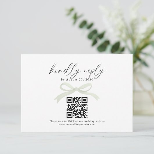 Chic Sage Green Bow Ribbon QR Code Wedding Rsvp Karte (Stehend Vorderseite)