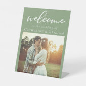 Chic Sage Green Couple Foto Hochzeit Willkommen Sockelschild (Vorderseite)