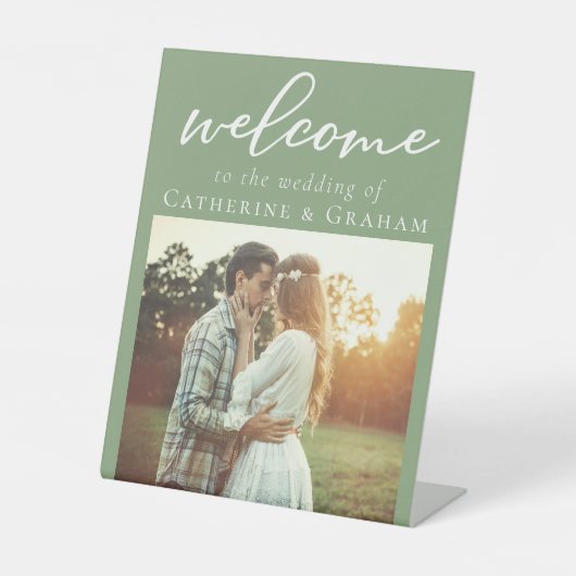 Chic Sage Green Couple Foto Hochzeit Willkommen Sockelschild (Vorderseite)