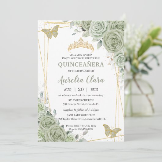 Chic Sage Green Floral Butterfliegen Quinceañera Einladung (Stehend Vorderseite)