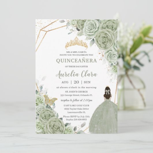 Chic Sage Green Floral Princess Gold Quinceañera Einladung (Stehend Vorderseite)